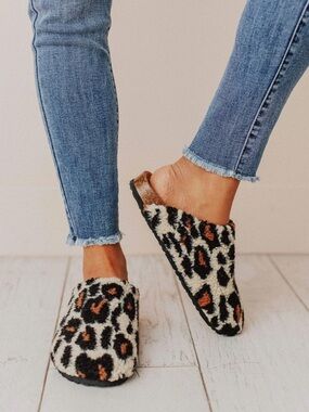 Women’s Tan Black Leopard Print Faux Sherpa Slip-On Mules Size 10